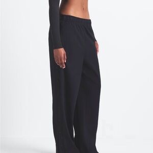 NWOT NikeSKIMS-Matte Tricot Women's Side-Snap Pants- Black- Large